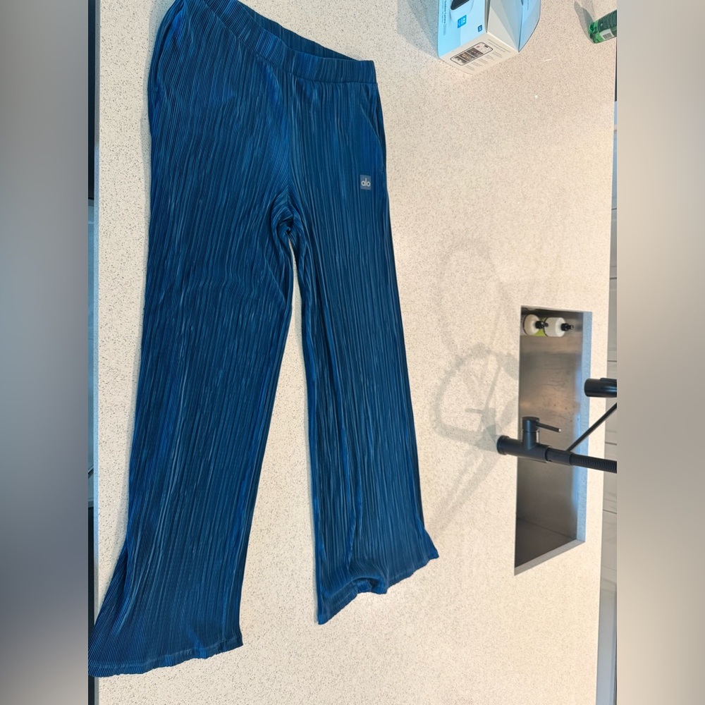 ALO Yoga Blue Pleated Pants